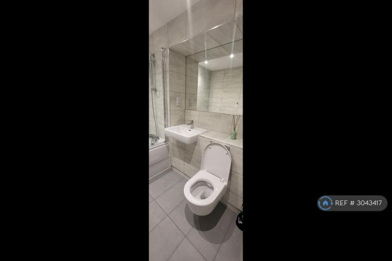 Room Healum Avenue in Greater London