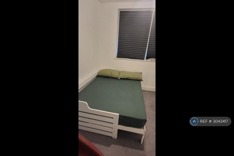 Room Healum Avenue in Greater London