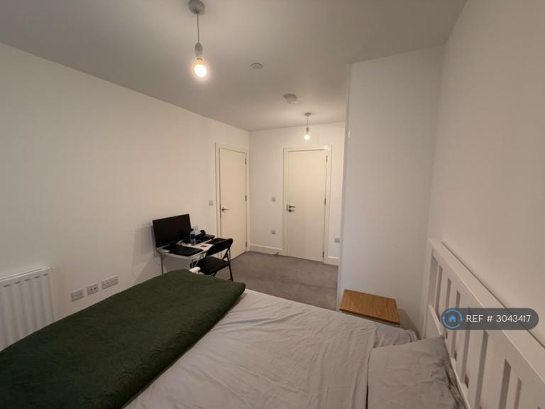 Room Healum Avenue in Greater London