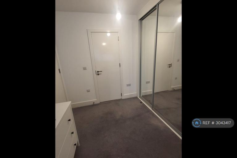 Room Healum Avenue in Greater London