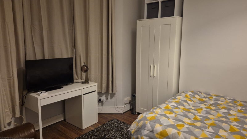 Room Colenso Road in Greater London