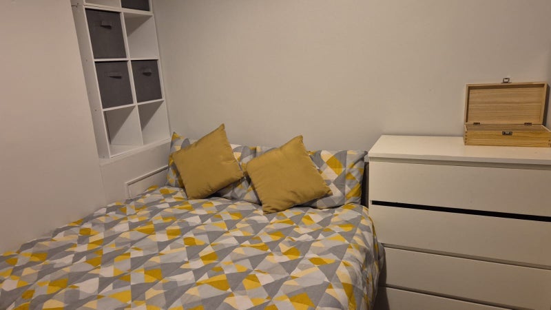 Room Colenso Road in Greater London