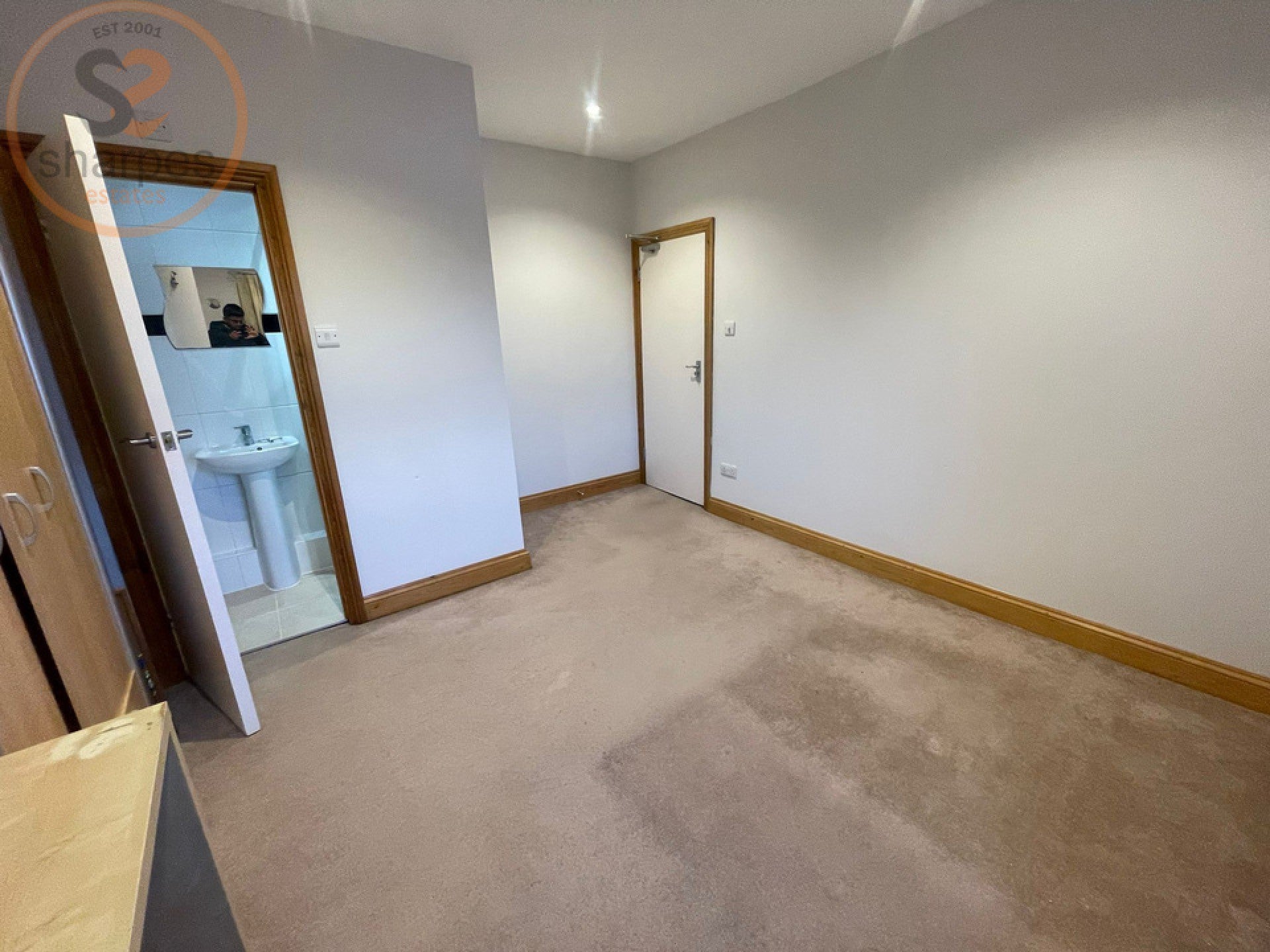 Room Robinson Road in Greater London