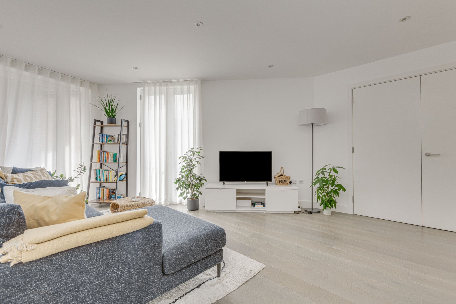 Flat Hannell Road in Greater London