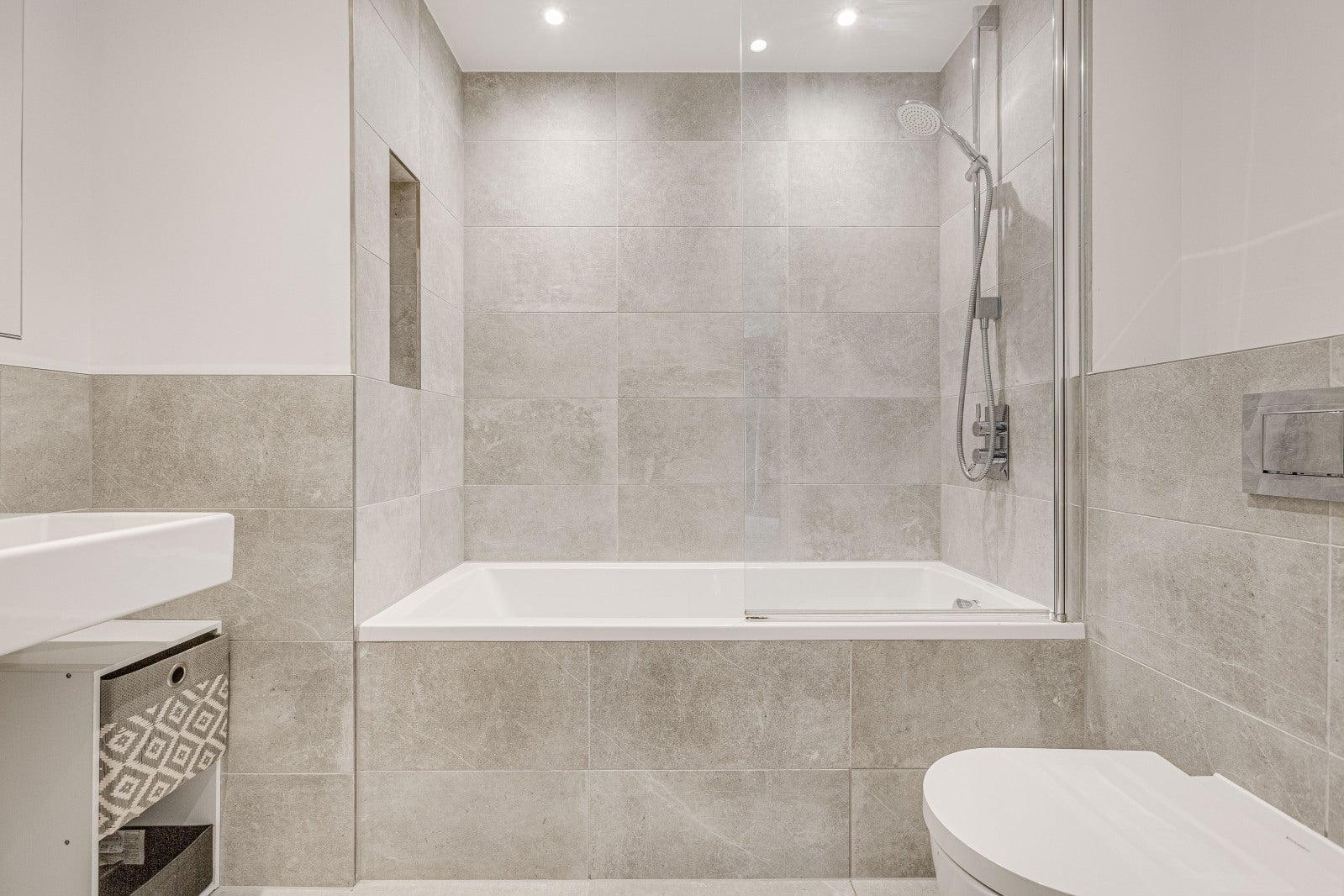 Flat Hannell Road in Greater London