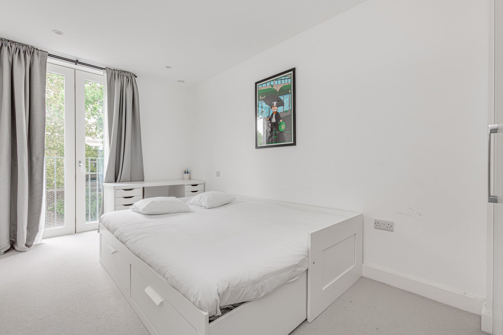 Flat Hannell Road in Greater London