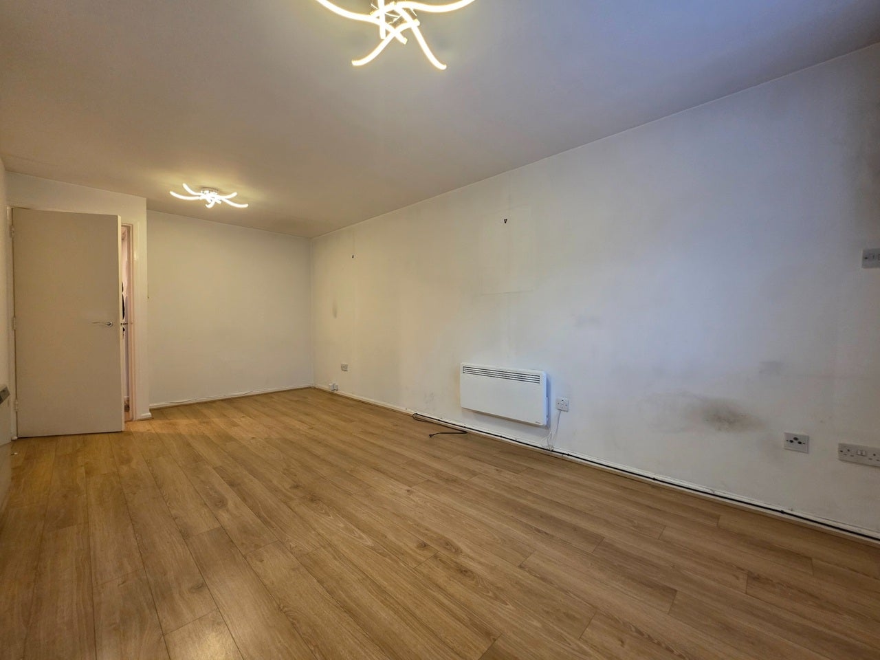 Flat Pickwick Close in Greater London