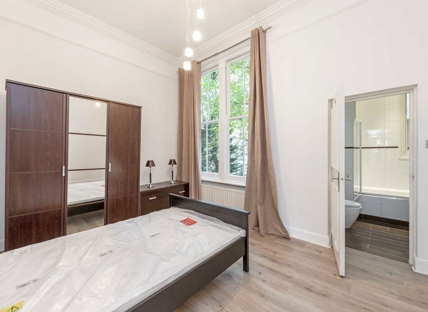 Flat Penywern Road in Greater London