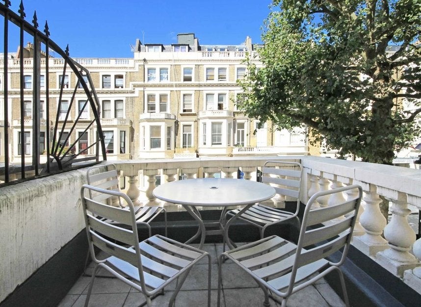 Flat Penywern Road in Greater London