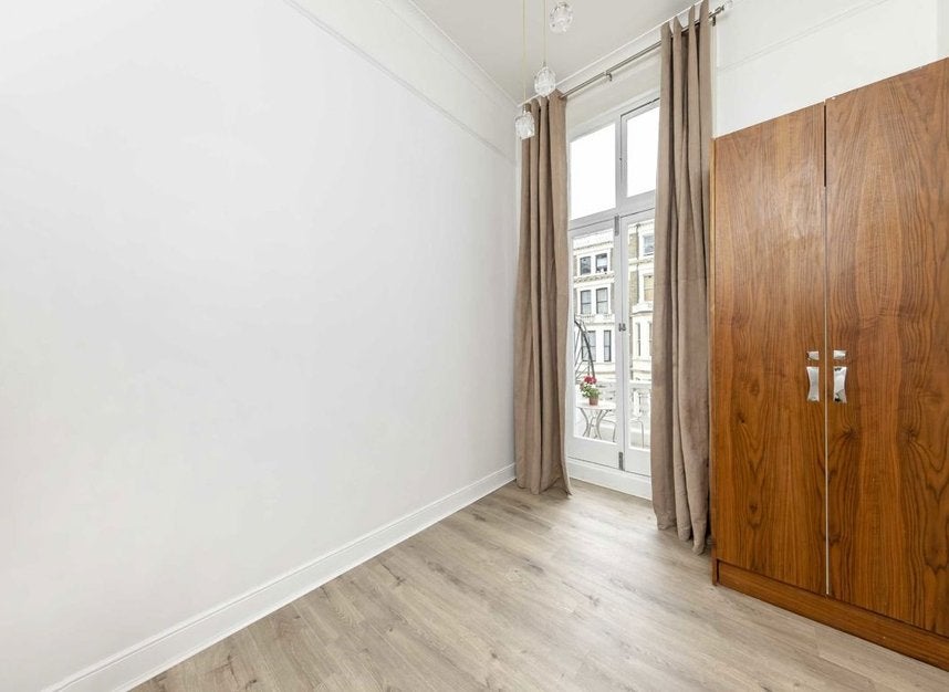 Flat Penywern Road in Greater London