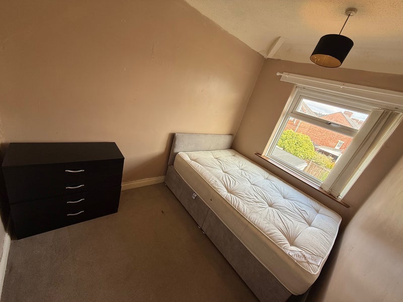 Room Lister Avenue in Whickham
