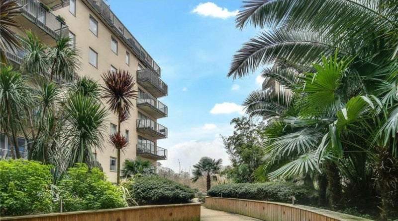 Flat Wick Lane in Greater London
