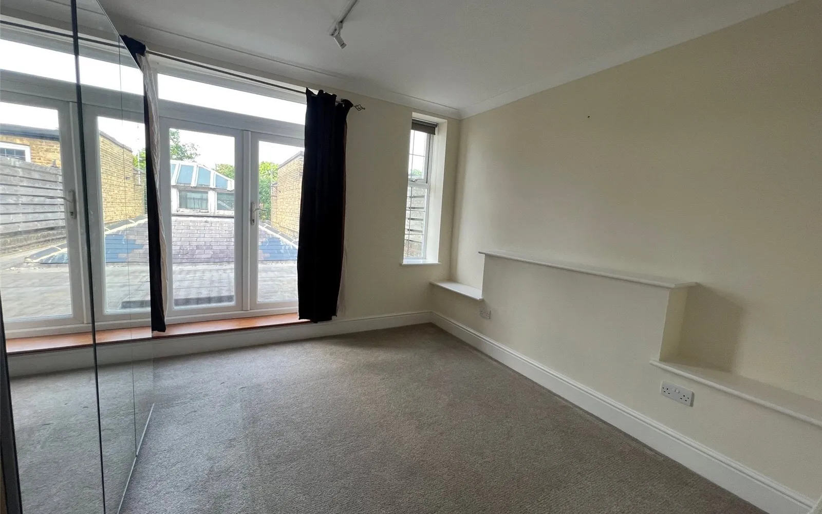 Flat South Road in Elmbridge