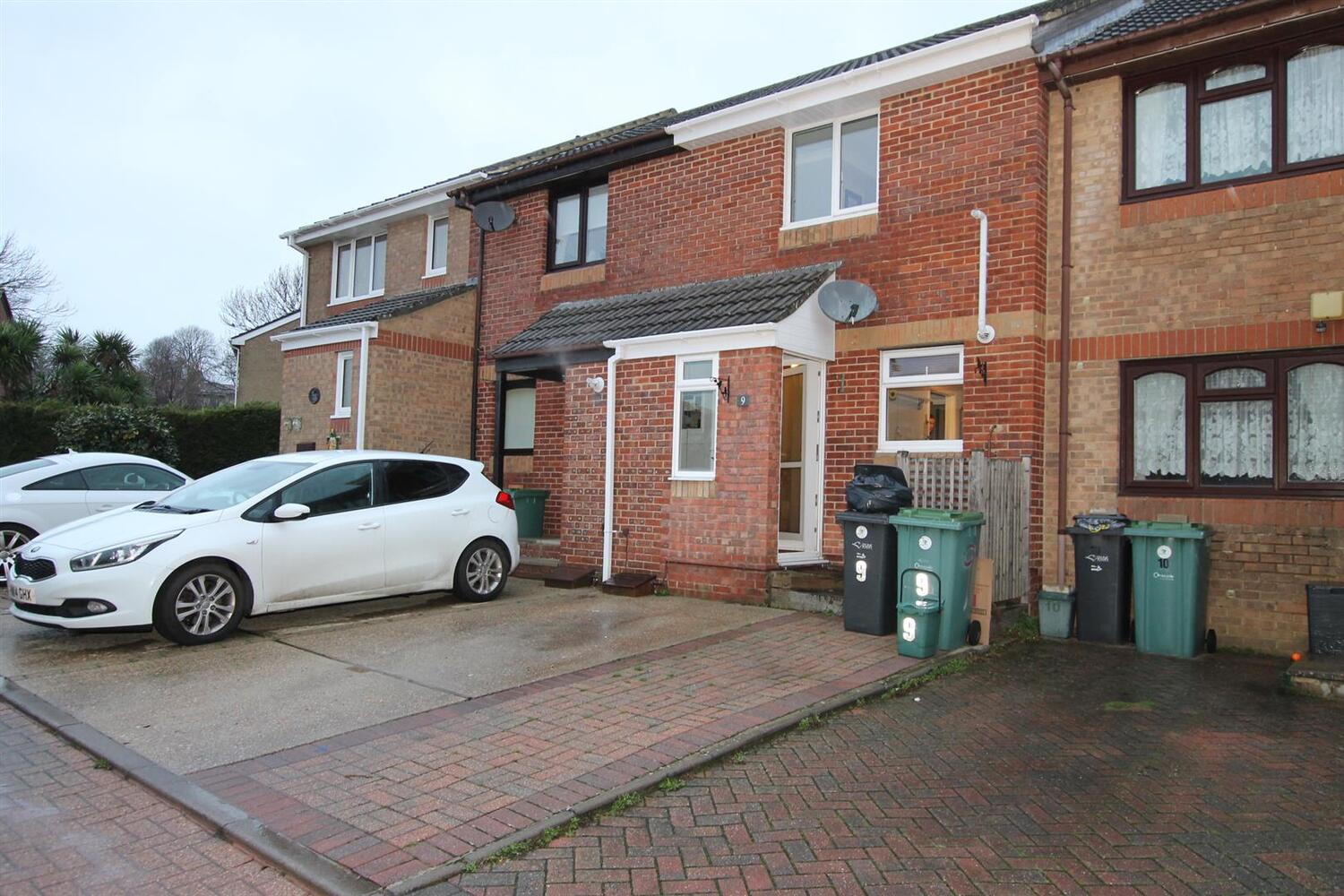 House Meadow View Close in Ryde