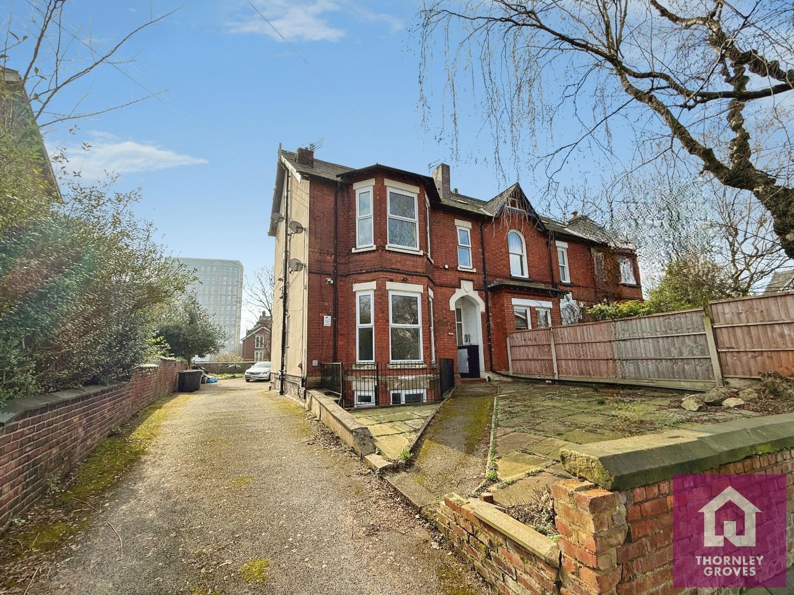 Flat Belgrave Crescent in Manchester