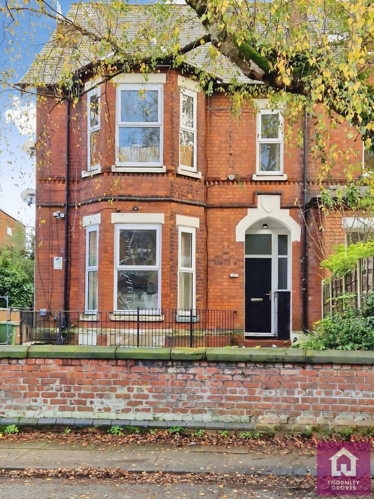 Flat Belgrave Crescent in Manchester