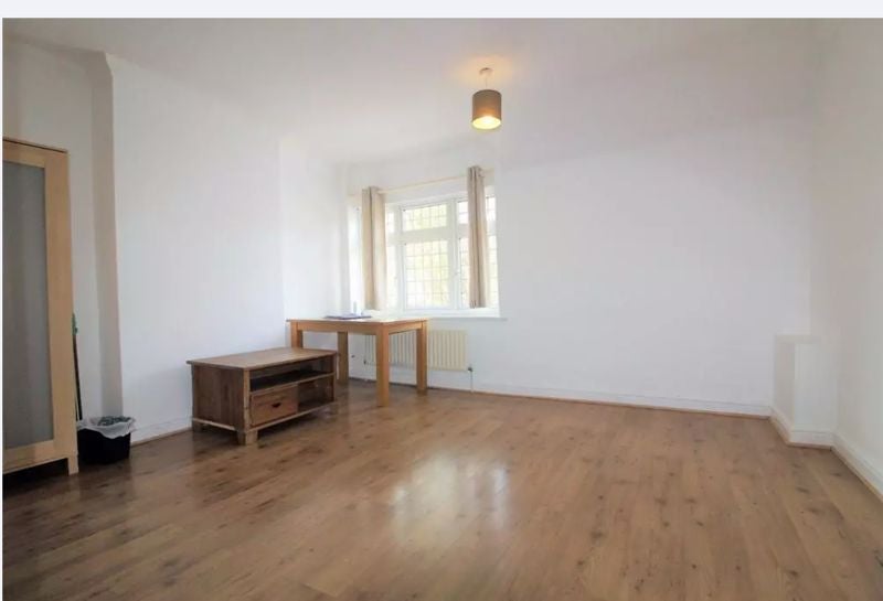 Flat Percival Road in Greater London