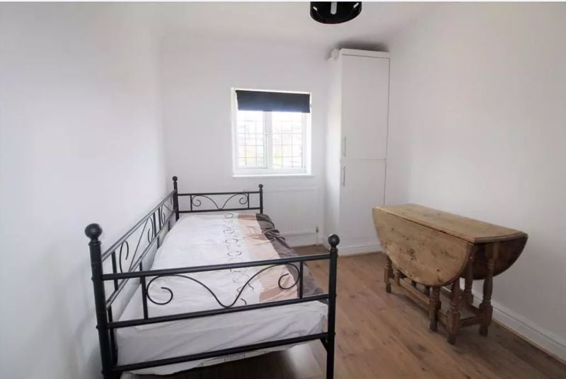 Flat Percival Road in Greater London