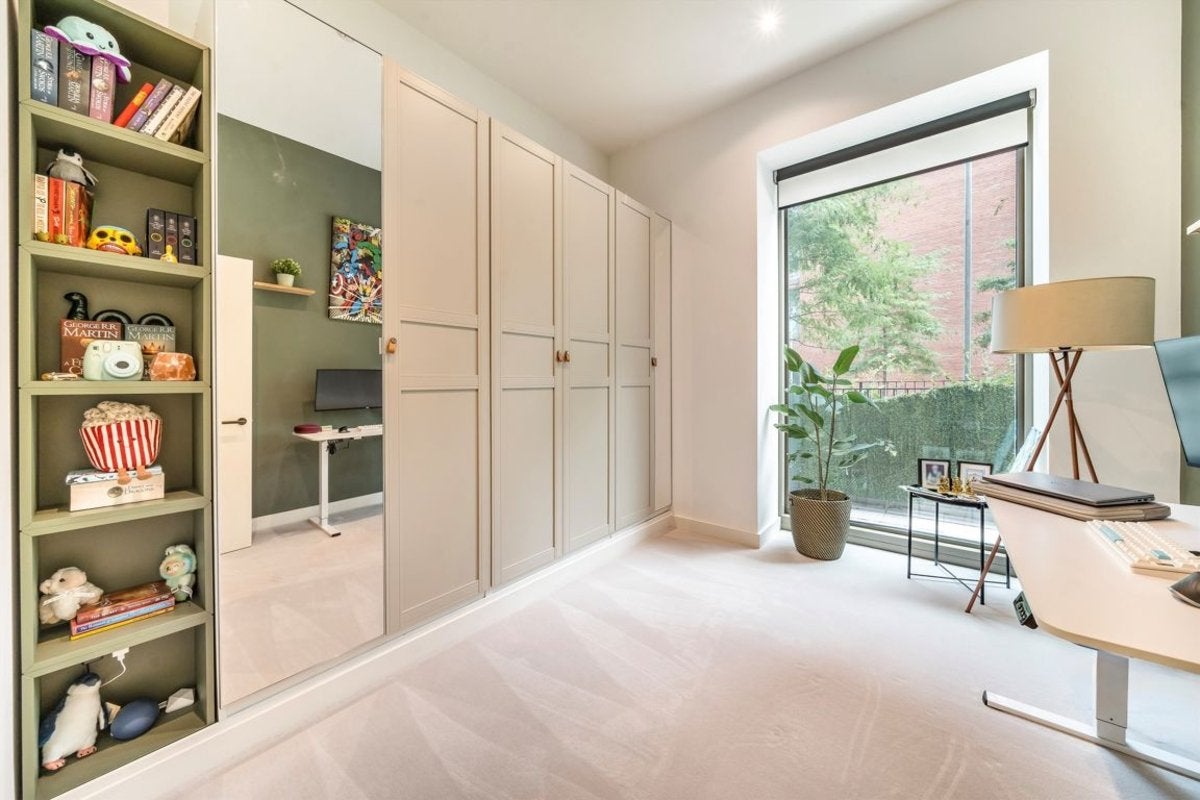 Flat Royal Crest Avenue in Greater London