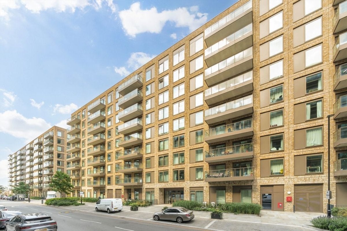 Flat Royal Crest Avenue in Greater London