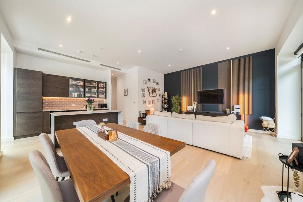 Flat Royal Crest Avenue in Greater London