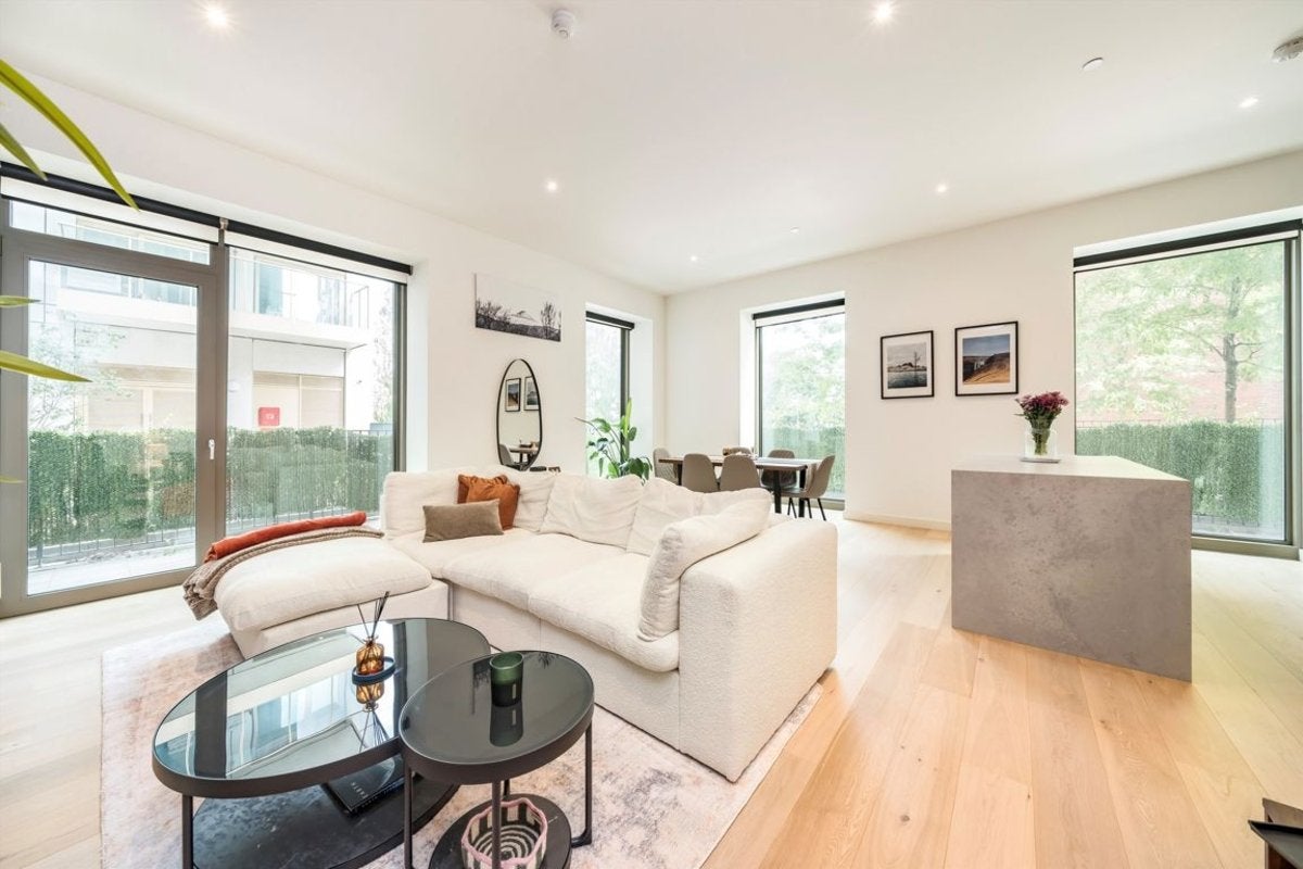 Flat Royal Crest Avenue in Greater London
