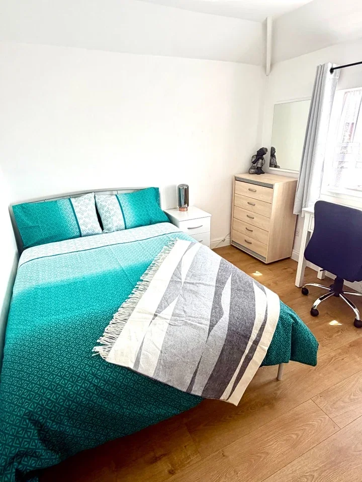 Room Long Grove Road in Epsom and Ewell