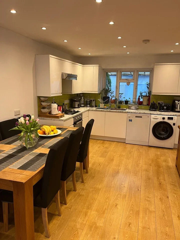 Room Long Grove Road in Epsom and Ewell