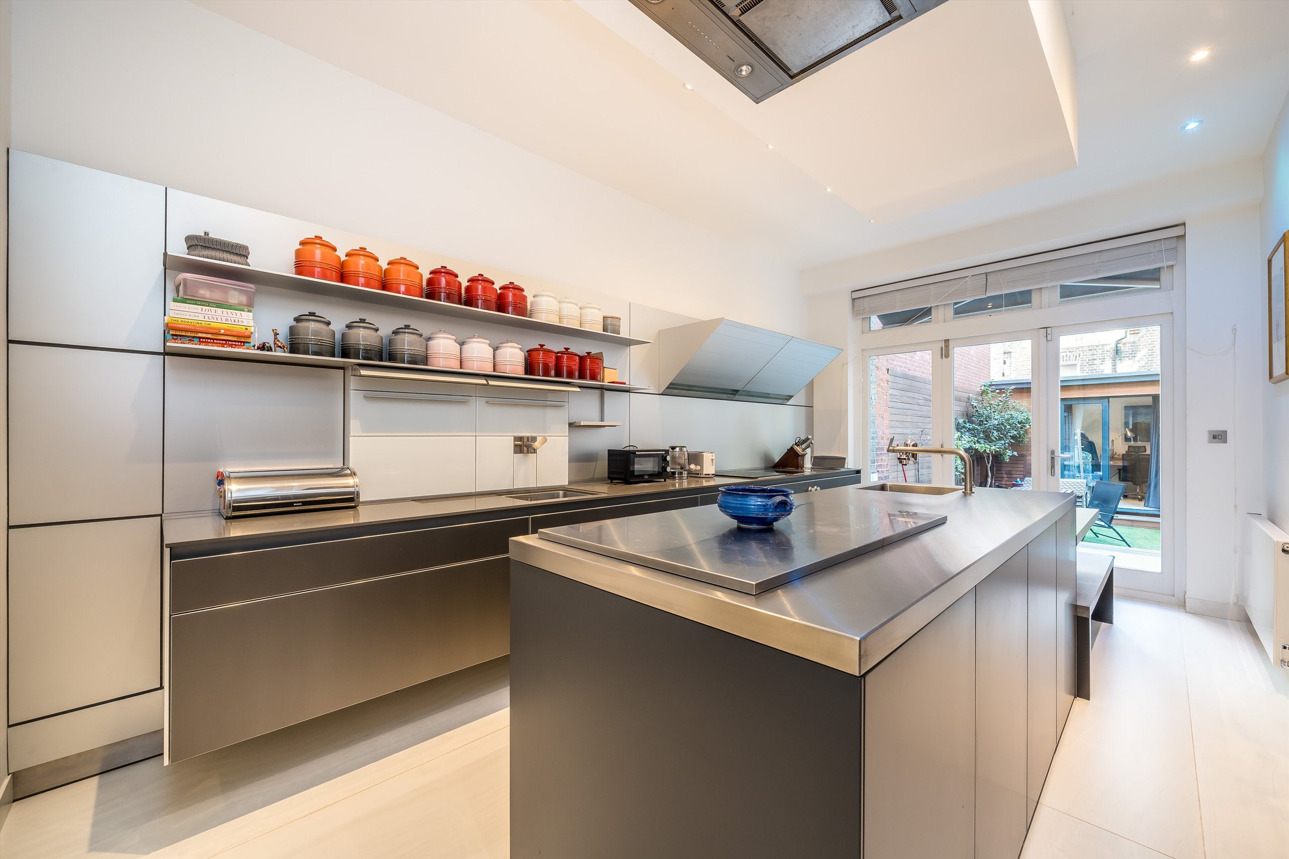 Flat Barkston Gardens in Greater London