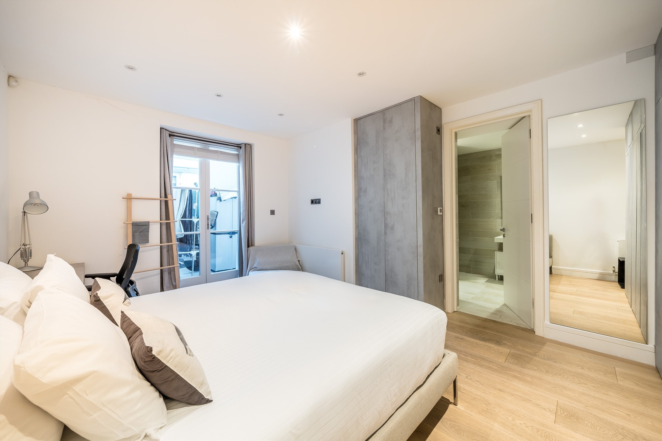 Flat Barkston Gardens in Greater London