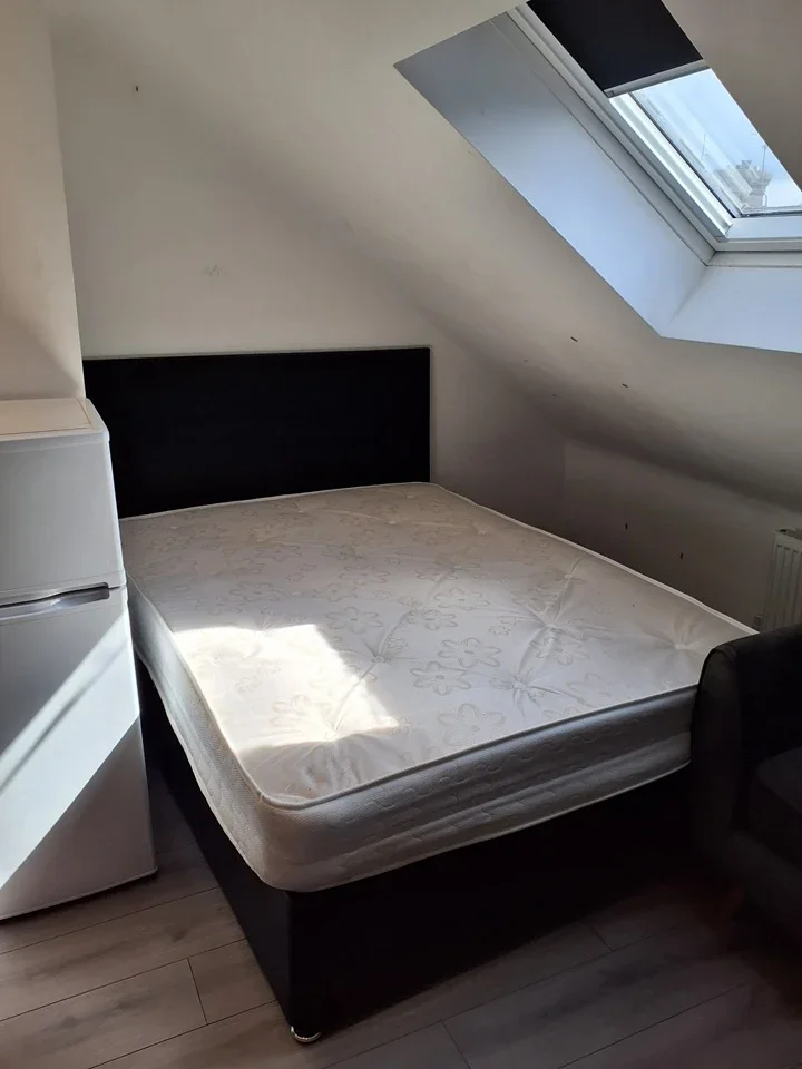 Room Priestfield Road in Gillingham