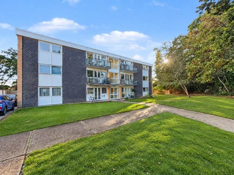 Flat West End Lane in Stoke Poges