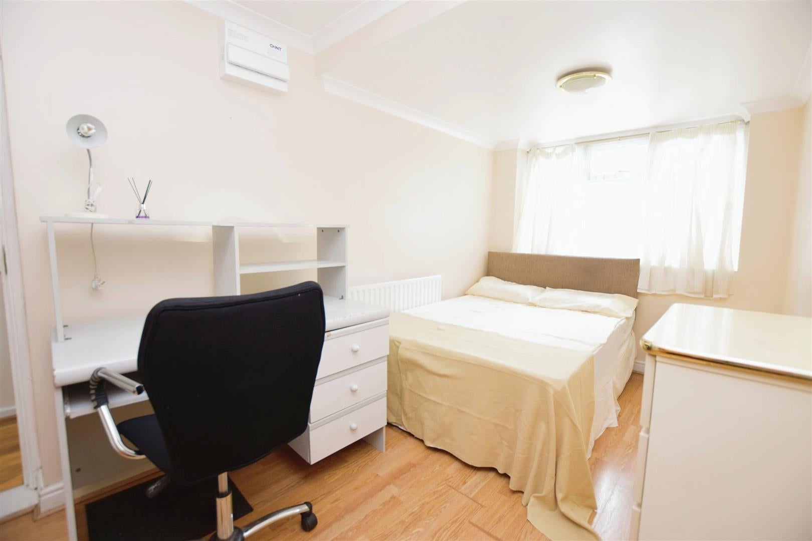 House Gale Close in Greater London