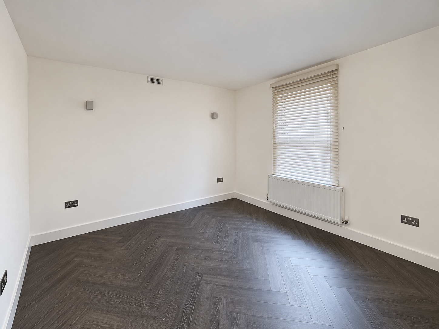 Flat Ellerslie Square in Greater London