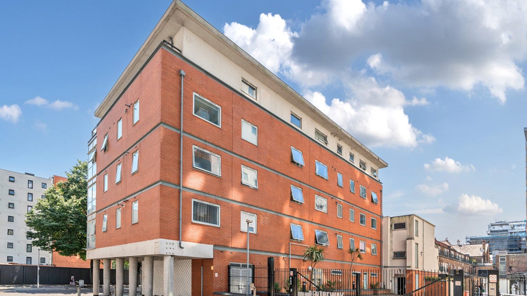 Flat Axon Place in Greater London