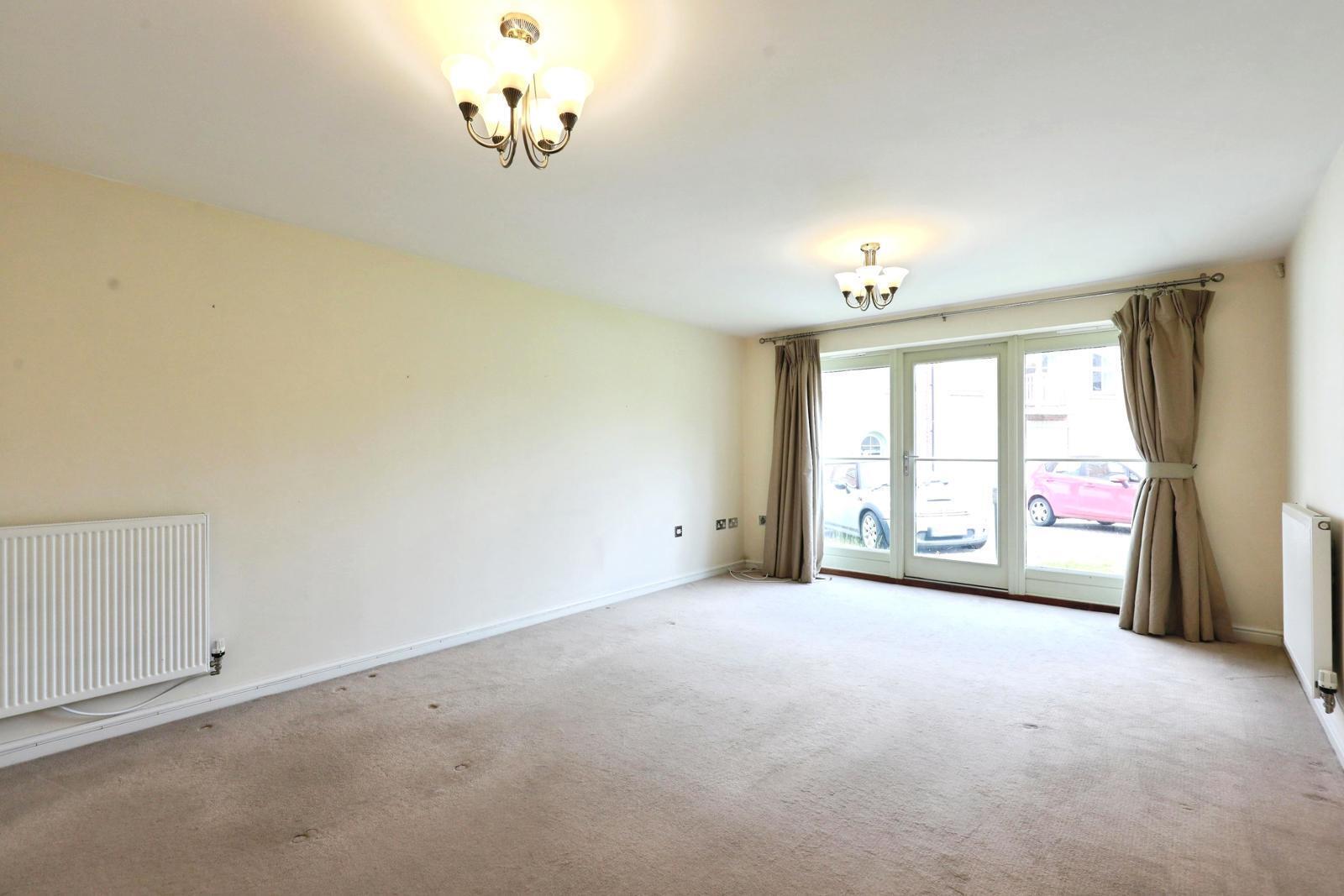 Flat Coachman's Court in Cotswold District
