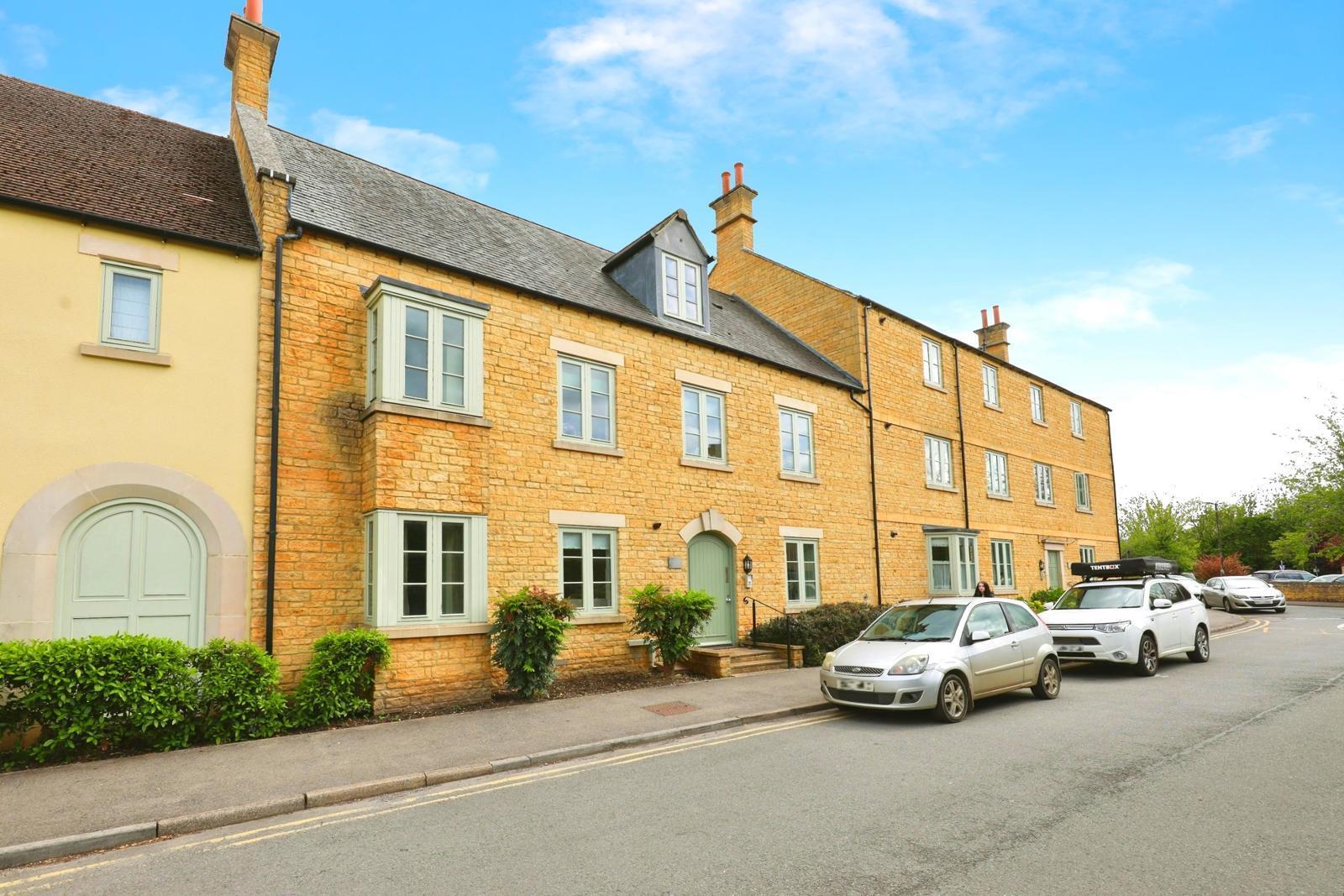 Flat Coachman's Court in Cotswold District