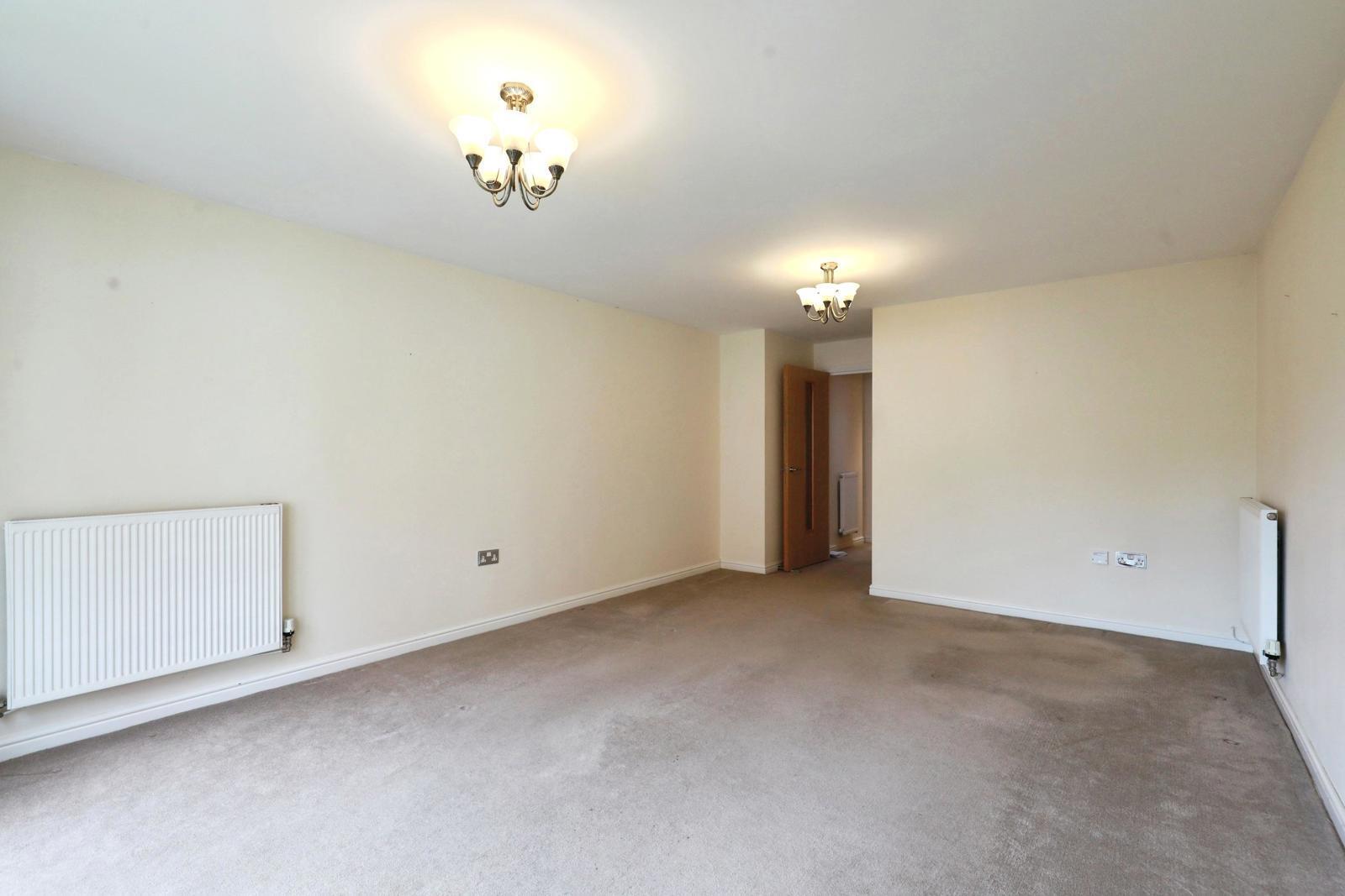 Flat Coachman's Court in Cotswold District