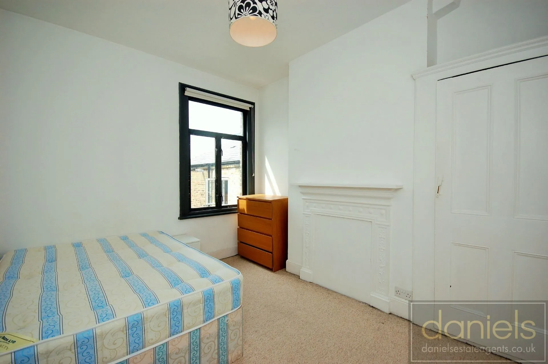 Flat Bathurst Gardens in Greater London