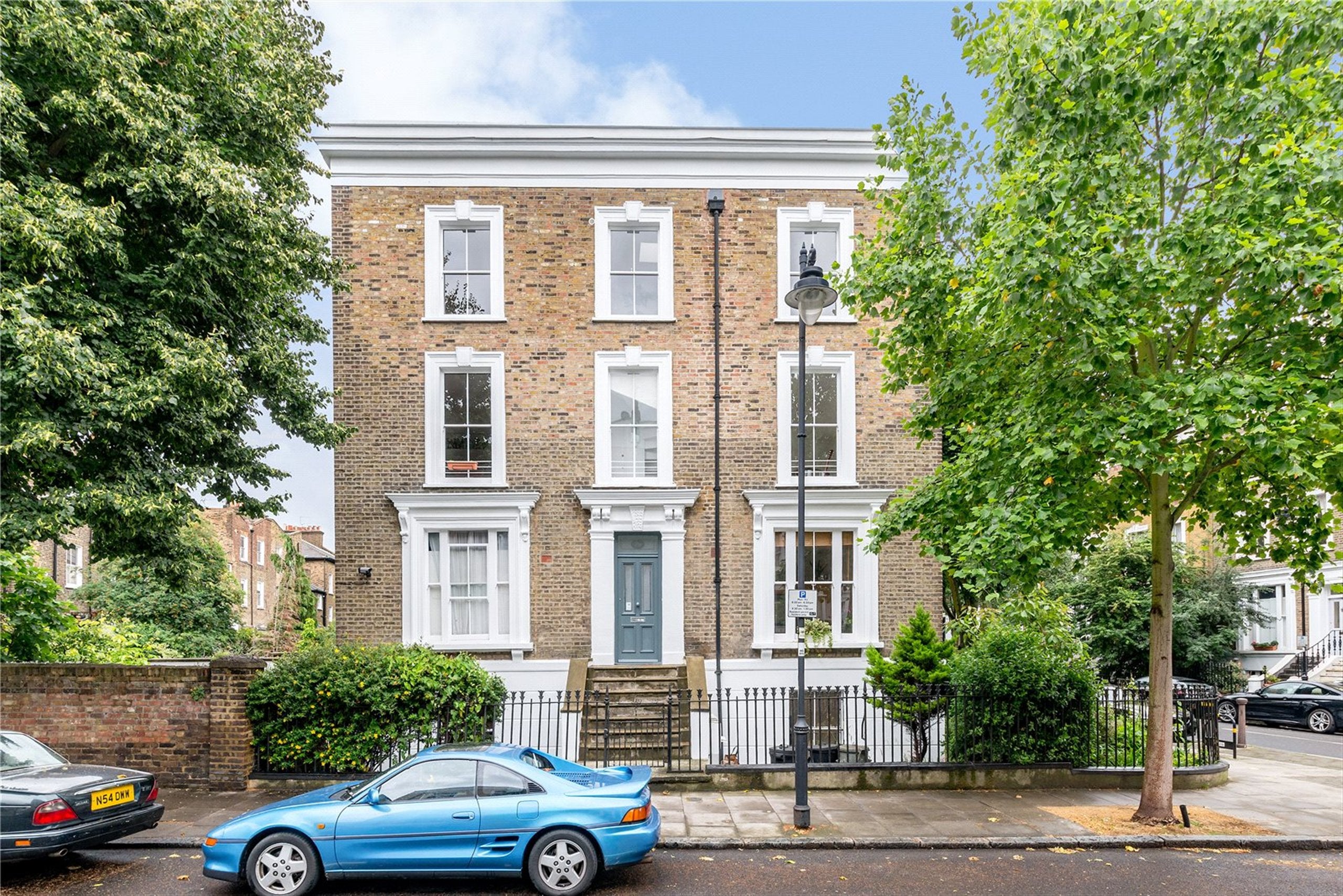Flat Oakley Road in Greater London