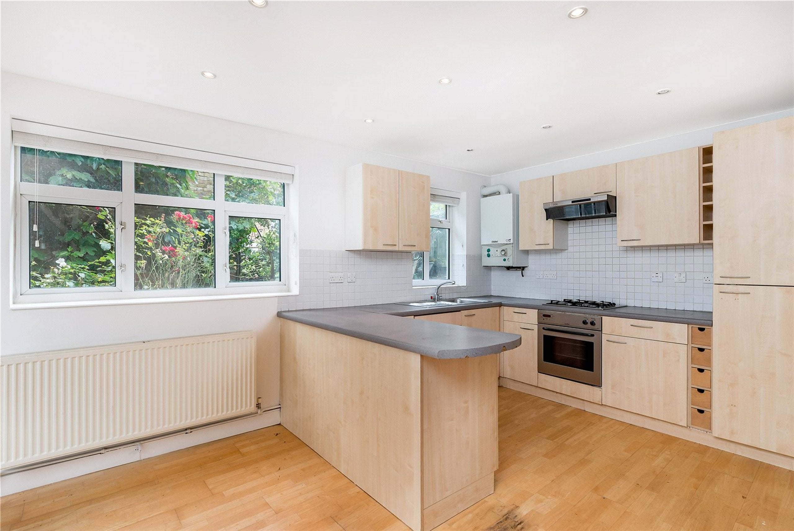 Flat Oakley Road in Greater London