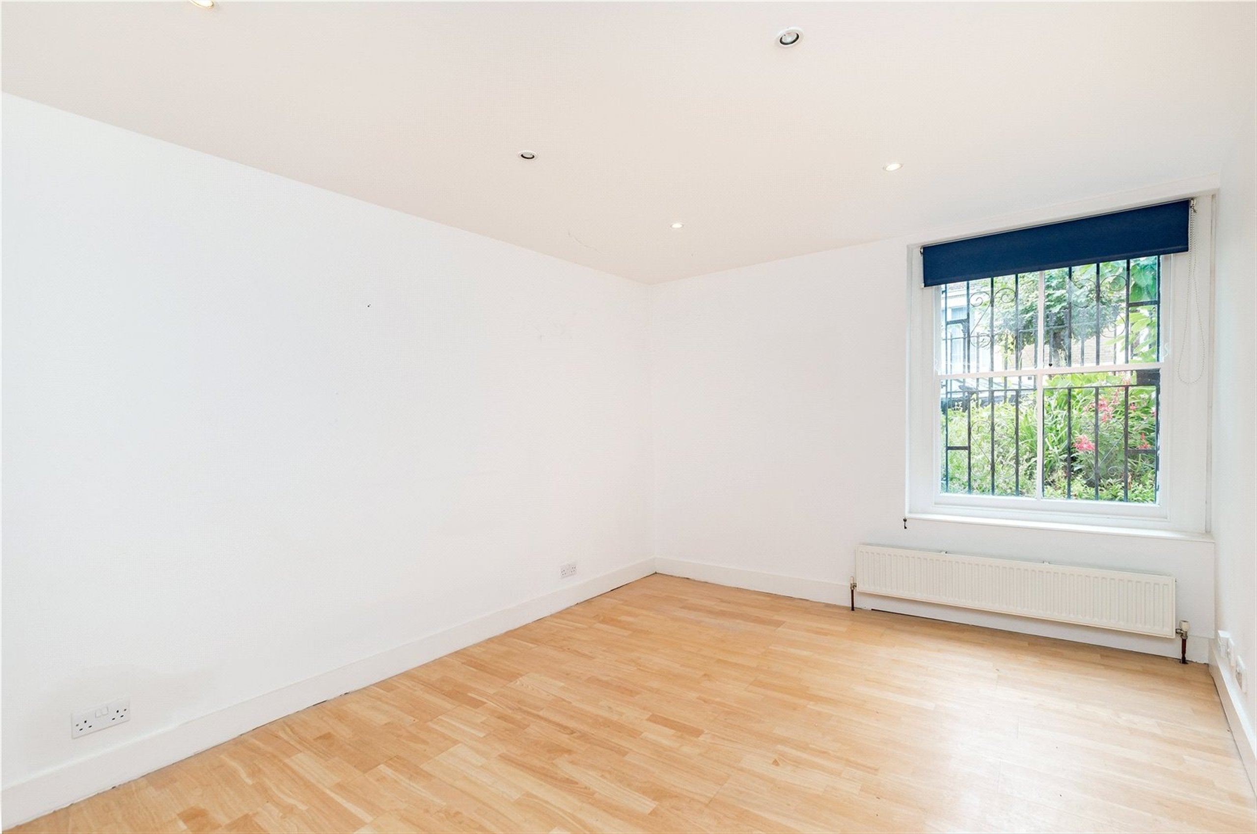 Flat Oakley Road in Greater London