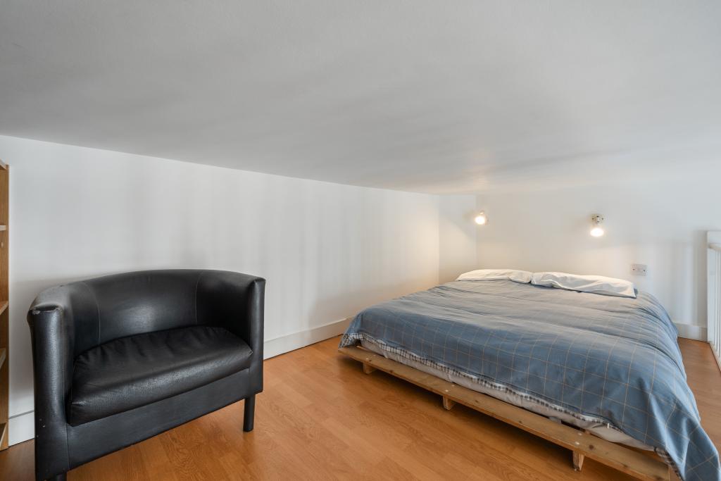 Flat Fairholme Road in Greater London