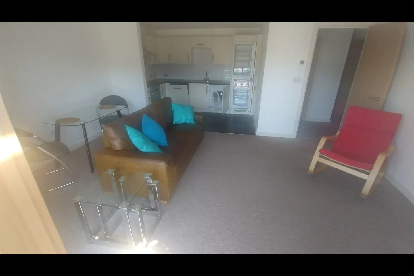 Flat Wraysbury Drive in Greater London