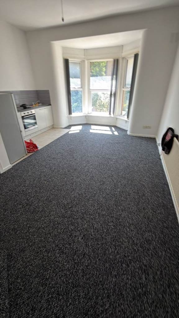 Flat Apsley Crescent in Bradford