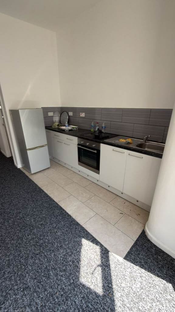 Flat Apsley Crescent in Bradford
