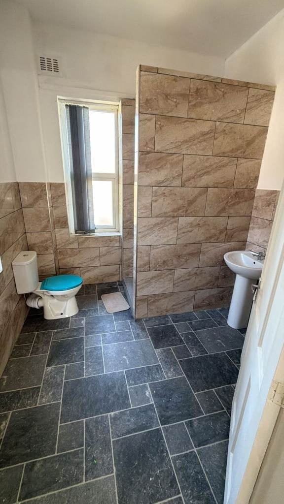 Flat Apsley Crescent in Bradford