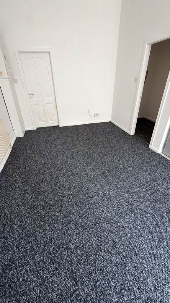 Flat Apsley Crescent in Bradford