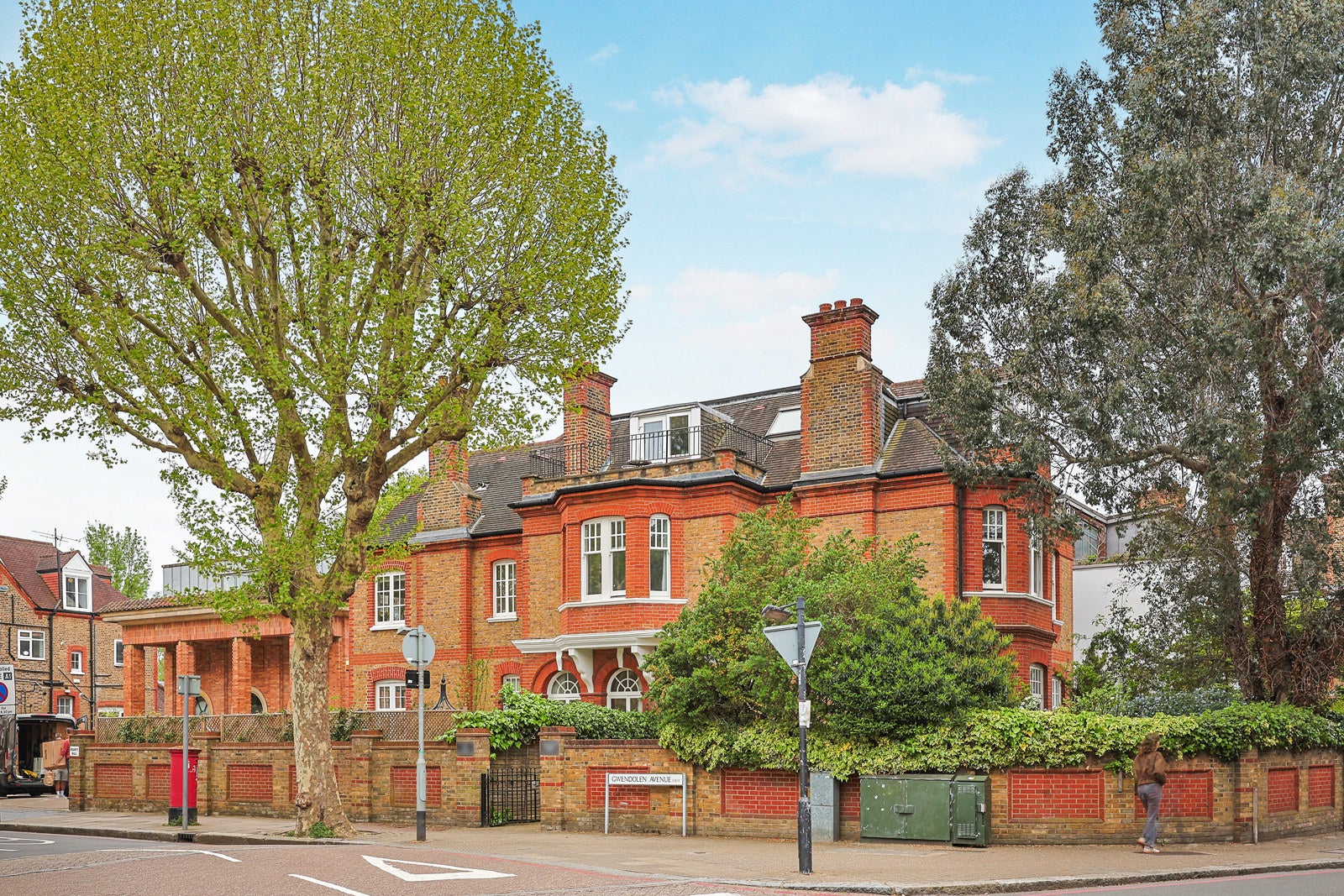 Flat Upper Richmond Road in Greater London