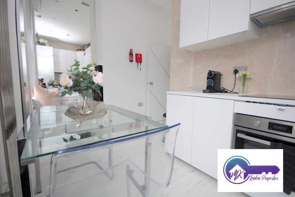 Room Mortimer Crescent in Greater London